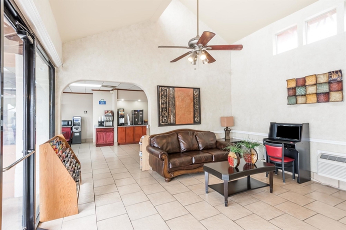 Imagen de los interiores del Hotel Days Inn By Wyndham San Antonio Splashtown/att Center. Foto 14
