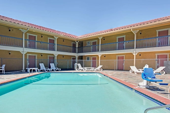 Imagen de la piscina del Hotel Days Inn By Wyndham San Jose. Foto 19