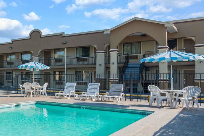 Imagen de la piscina del Hotel Days Inn By Wyndham San Marcos. Foto 12