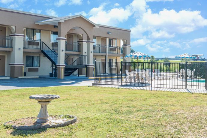 Imagen de los exteriores del Hotel Days Inn By Wyndham San Marcos. Foto 9