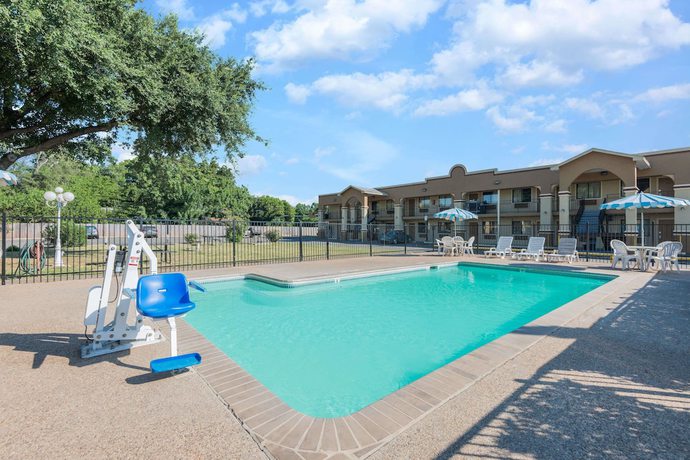 Imagen de la piscina del Hotel Days Inn By Wyndham San Marcos. Foto 13