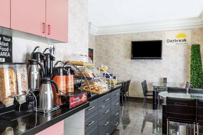 Imagen del bar/restaurante del Hotel Days Inn By Wyndham Santa Monica. Foto 2