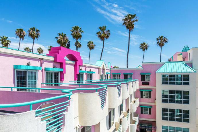 Imagen de los exteriores del Hotel Days Inn By Wyndham Santa Monica. Foto 8