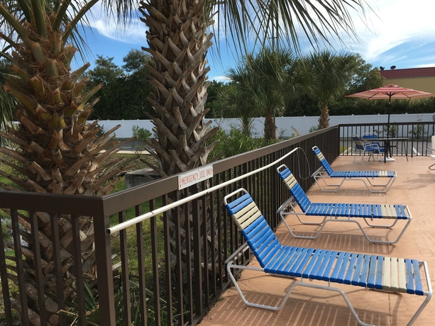 Imagen de la piscina del Hotel Days Inn By Wyndham Sarasota Bay. Foto 10