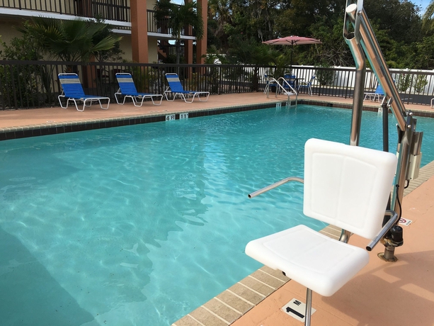 Imagen de la piscina del Hotel Days Inn By Wyndham Sarasota Bay. Foto 11