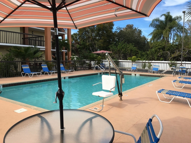 Imagen de la piscina del Hotel Days Inn By Wyndham Sarasota Bay. Foto 12