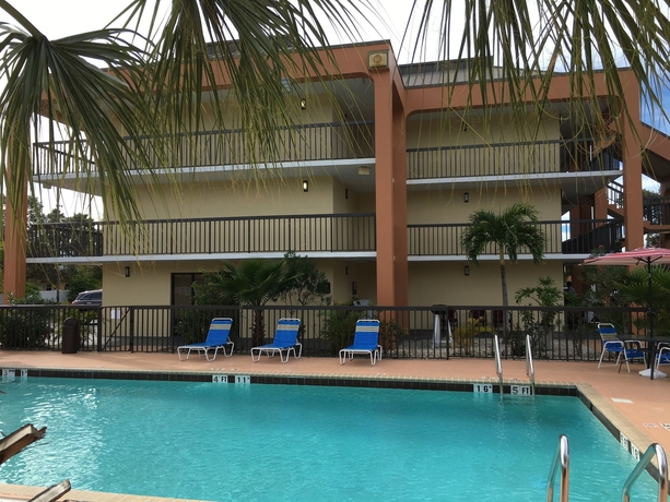 Imagen de la piscina del Hotel Days Inn By Wyndham Sarasota Bay. Foto 13
