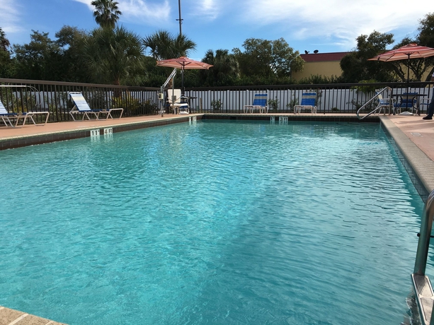 Imagen de la piscina del Hotel Days Inn By Wyndham Sarasota Bay. Foto 14