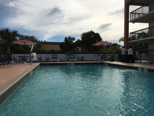 Imagen de la piscina del Hotel Days Inn By Wyndham Sarasota Bay. Foto 15