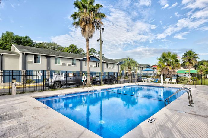 Imagen de la piscina del Hotel Days Inn By Wyndham Savannah Gateway I-95. Foto 20