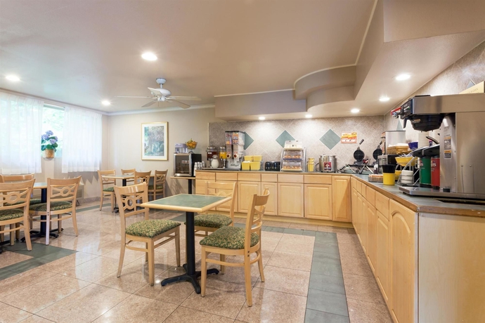 Imagen del bar/restaurante del Hotel Days Inn By Wyndham Seatac Airport. Foto 3