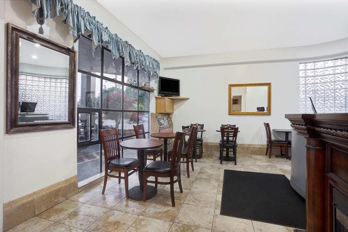 Imagen de los interiores del Hotel Days Inn By Wyndham Seattle North Of Downtown. Foto 6