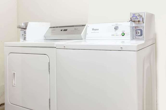 Imagen de los interiores del Hotel Days Inn By Wyndham Seymour. Foto 13