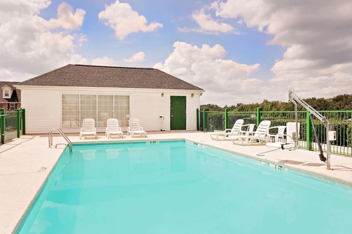 Imagen de la piscina del Hotel Days Inn By Wyndham Spartanburg. Foto 15