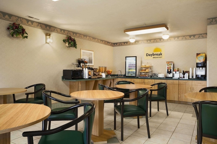 Imagen del bar/restaurante del Hotel Days Inn By Wyndham Springville. Foto 2