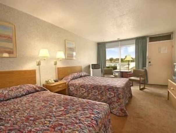 Imagen de la habitación del Hotel Days Inn By Wyndham St Clairsville. Foto 12