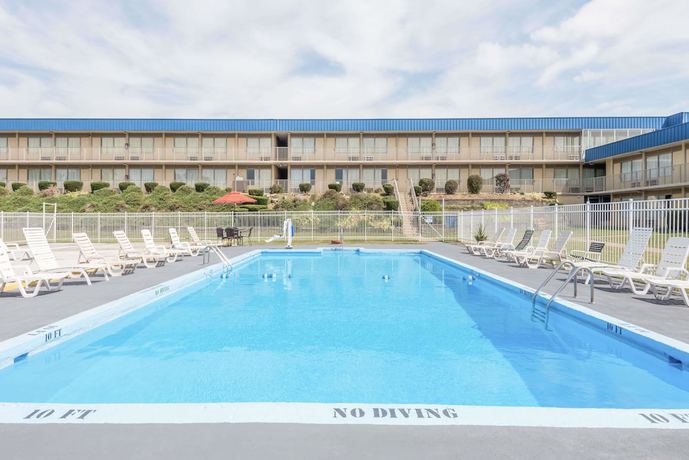 Imagen de la piscina del Hotel Days Inn By Wyndham St Clairsville. Foto 20