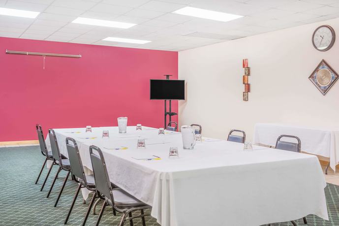 Imagen del bar/restaurante del Hotel Days Inn By Wyndham St Clairsville. Foto 2