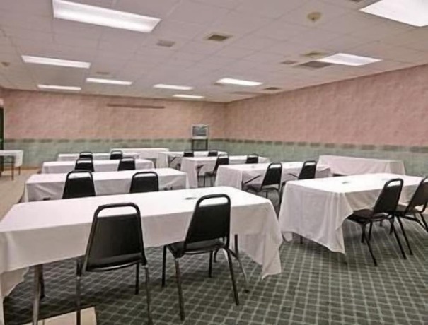 Imagen de los interiores del Hotel Days Inn By Wyndham St Clairsville. Foto 18