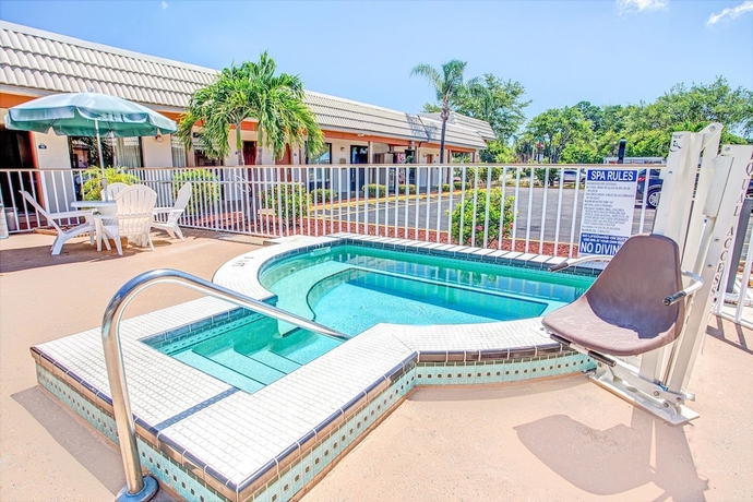 Imagen de la piscina del Hotel Days Inn By Wyndham St. Petersburg Central. Foto 18