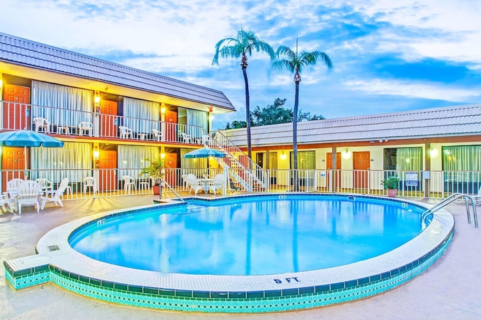 Imagen de la piscina del Hotel Days Inn By Wyndham St. Petersburg Central. Foto 19