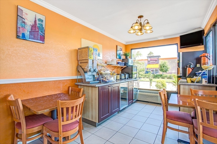 Imagen del bar/restaurante del Hotel Days Inn By Wyndham St. Petersburg Central. Foto 6