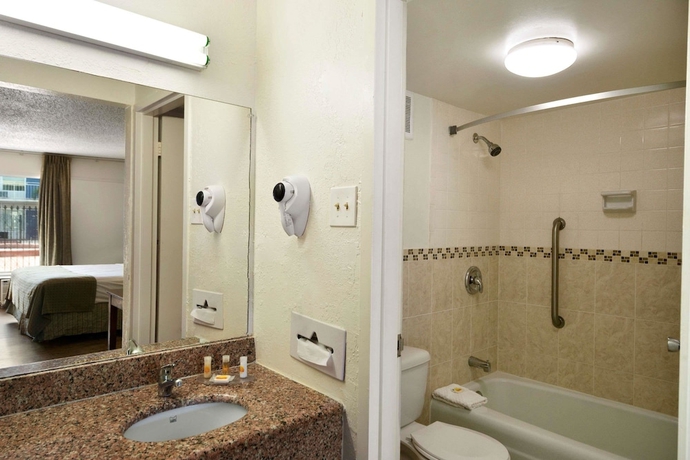 Imagen de la habitación del Hotel Days Inn By Wyndham St. Petersburg Tampa Bay Area. Foto 10