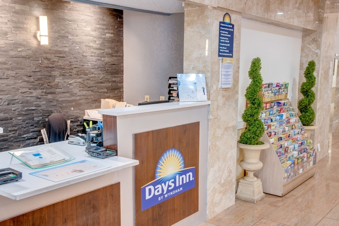 Imagen de los interiores del Hotel Days Inn By Wyndham St. Petersburg Tampa Bay Area. Foto 16