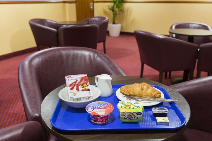 Imagen del bar/restaurante del Hotel Days Inn By Wyndham Stevenage North. Foto 3