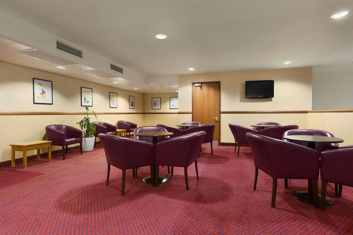 Imagen del bar/restaurante del Hotel Days Inn By Wyndham Stevenage North. Foto 4