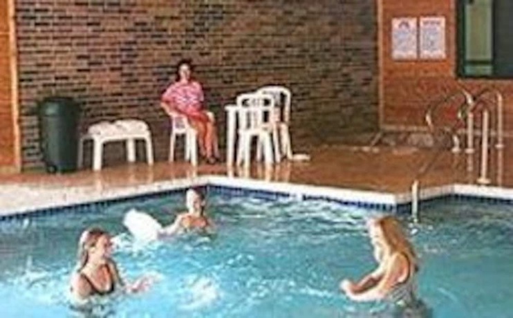 Imagen de la piscina del Hotel Days Inn By Wyndham Stoughton Wi.. Foto 9