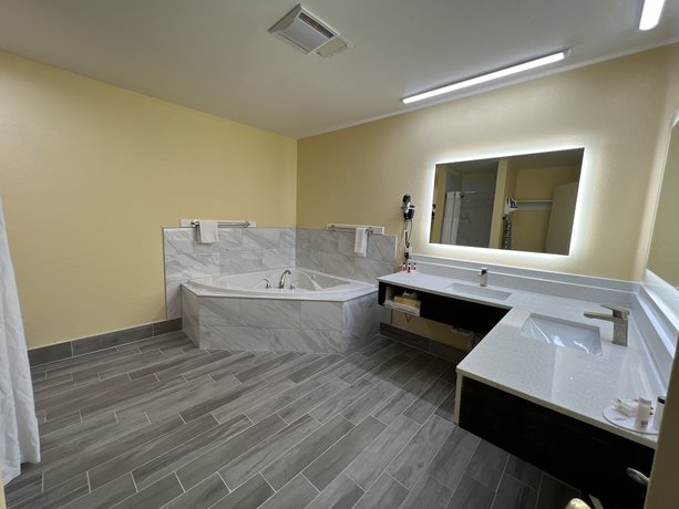 Imagen de la habitación del Hotel Days Inn By Wyndham Suites Fredericksburg. Foto 11