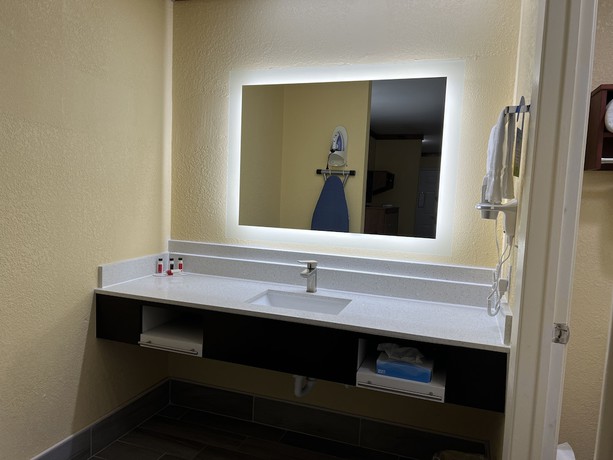 Imagen de la habitación del Hotel Days Inn By Wyndham Suites Fredericksburg. Foto 14