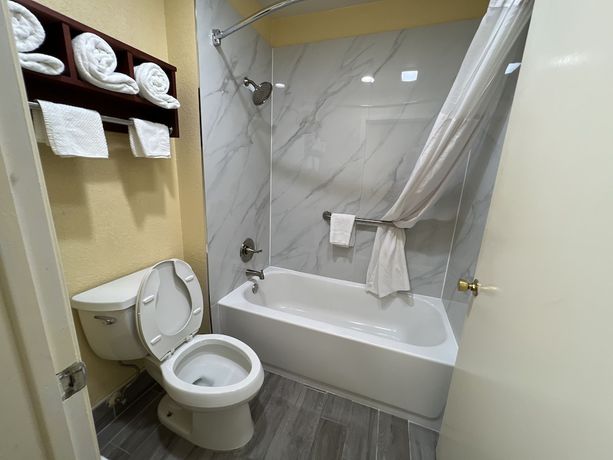 Imagen de la habitación del Hotel Days Inn By Wyndham Suites Fredericksburg. Foto 15