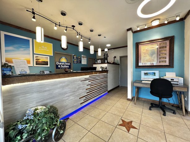 Imagen de los interiores del Hotel Days Inn By Wyndham Suites Fredericksburg. Foto 19