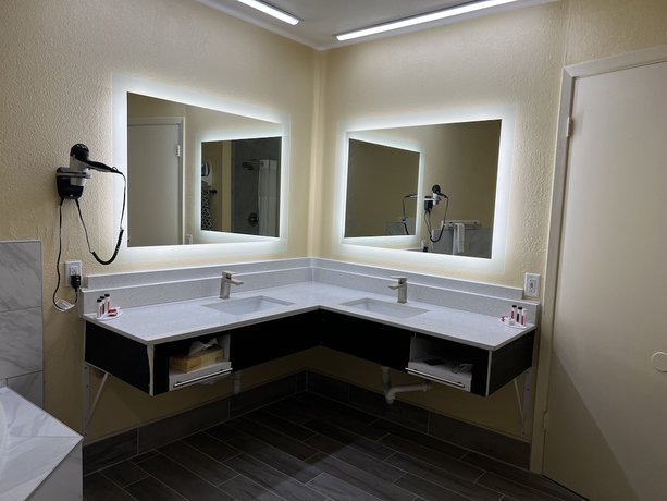 Imagen de la habitación del Hotel Days Inn By Wyndham Suites Fredericksburg. Foto 17