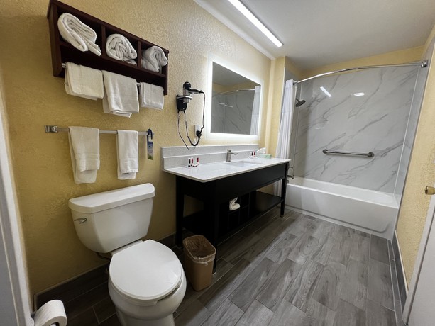 Imagen de la habitación del Hotel Days Inn By Wyndham Suites Fredericksburg. Foto 18