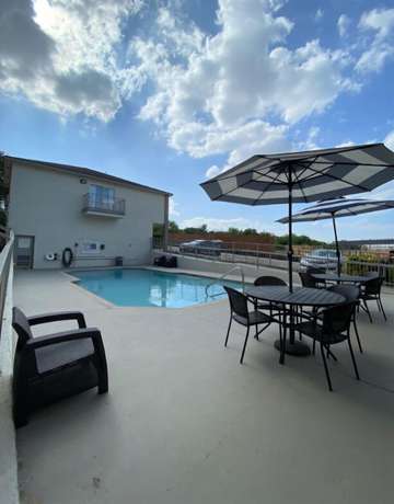 Imagen de la piscina del Hotel Days Inn By Wyndham Suites Fredericksburg. Foto 20