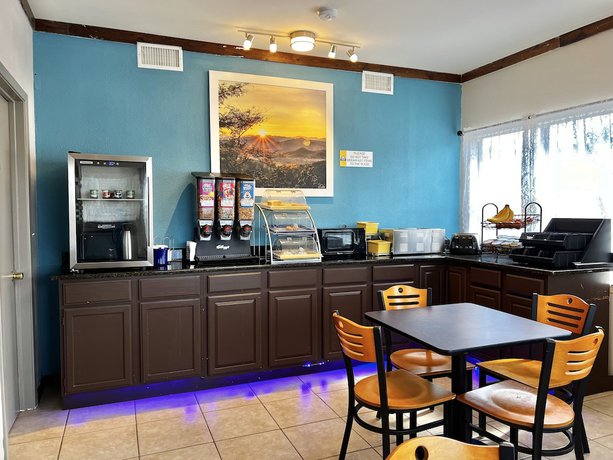 Imagen del bar/restaurante del Hotel Days Inn By Wyndham Suites Fredericksburg. Foto 6
