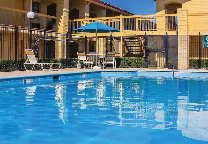 Imagen de la piscina del Hotel Days Inn By Wyndham Sulphur West. Foto 18
