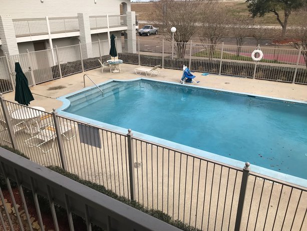 Imagen de la piscina del Hotel Days Inn By Wyndham Sulphur West. Foto 19