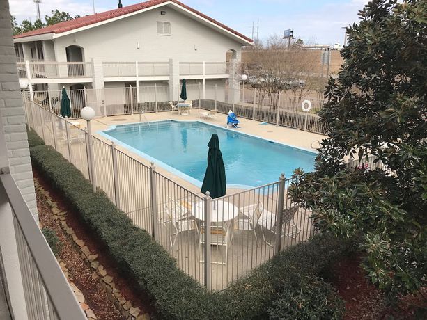 Imagen de la piscina del Hotel Days Inn By Wyndham Sulphur West. Foto 20
