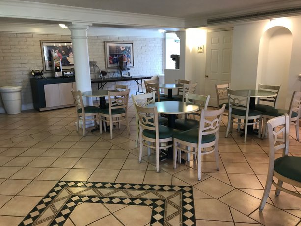 Imagen del bar/restaurante del Hotel Days Inn By Wyndham Sulphur West. Foto 2