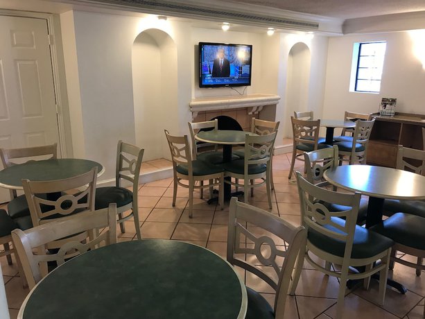 Imagen del bar/restaurante del Hotel Days Inn By Wyndham Sulphur West. Foto 3