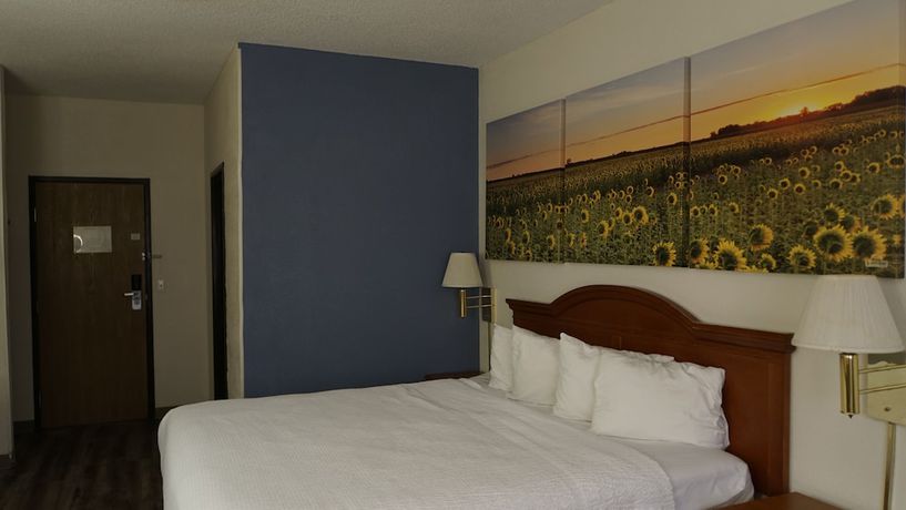 Imagen de la habitación del Hotel Days Inn By Wyndham Topeka. Foto 4