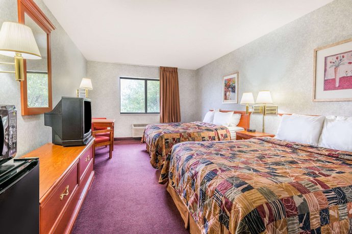 Imagen de la habitación del Hotel Days Inn By Wyndham Topeka. Foto 5