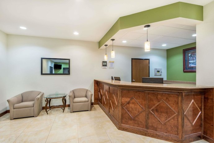 Imagen de los interiores del Hotel Days Inn By Wyndham Topeka. Foto 18
