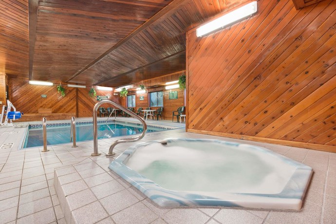 Imagen de la piscina del Hotel Days Inn By Wyndham Topeka. Foto 19