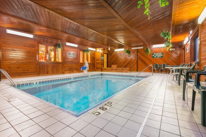 Imagen de la piscina del Hotel Days Inn By Wyndham Topeka. Foto 20
