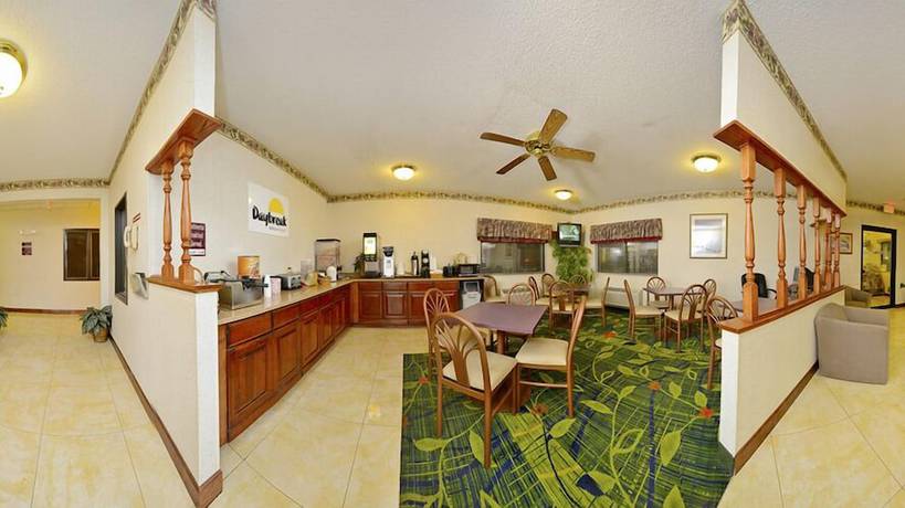 Imagen del bar/restaurante del Hotel Days Inn By Wyndham Topeka. Foto 2
